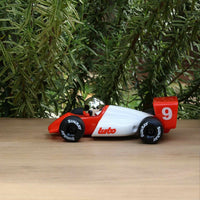 سيارة فورميولا وان تيربو لوبر -  بلون أحمر وأبيض