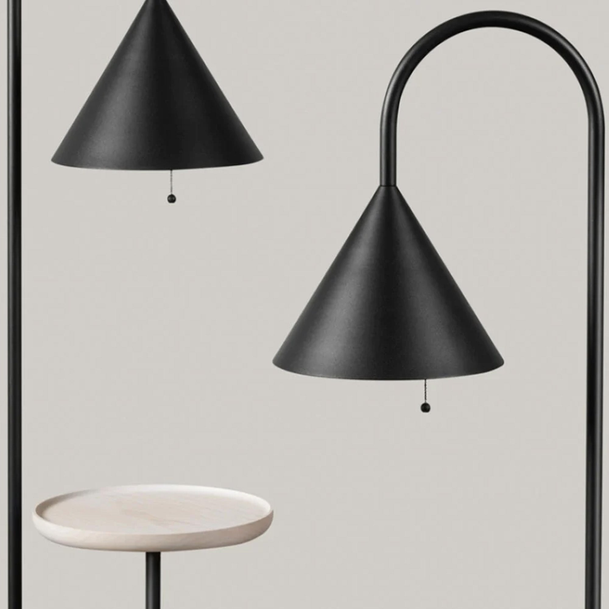 مصباح الأرضية أوز لاونج