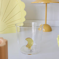 كوب شفاف على شكل قمر
