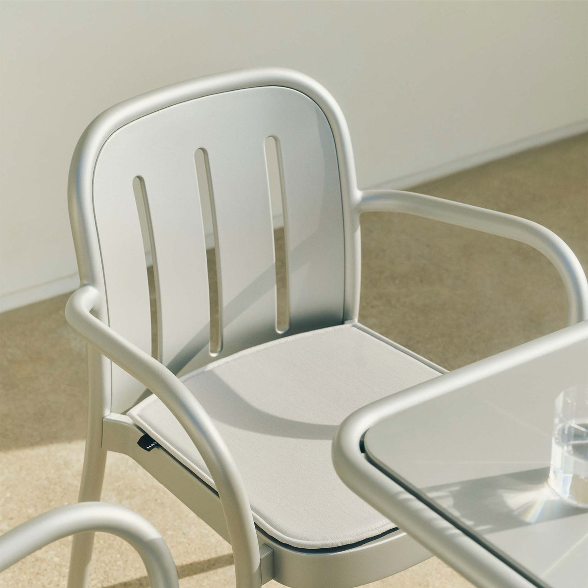 كرسي ديفيل بذراعين - رمادي فضي