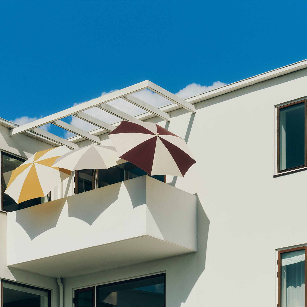 Terrazza Parasol in Octagon Off White & Burgundy & Concrete Base