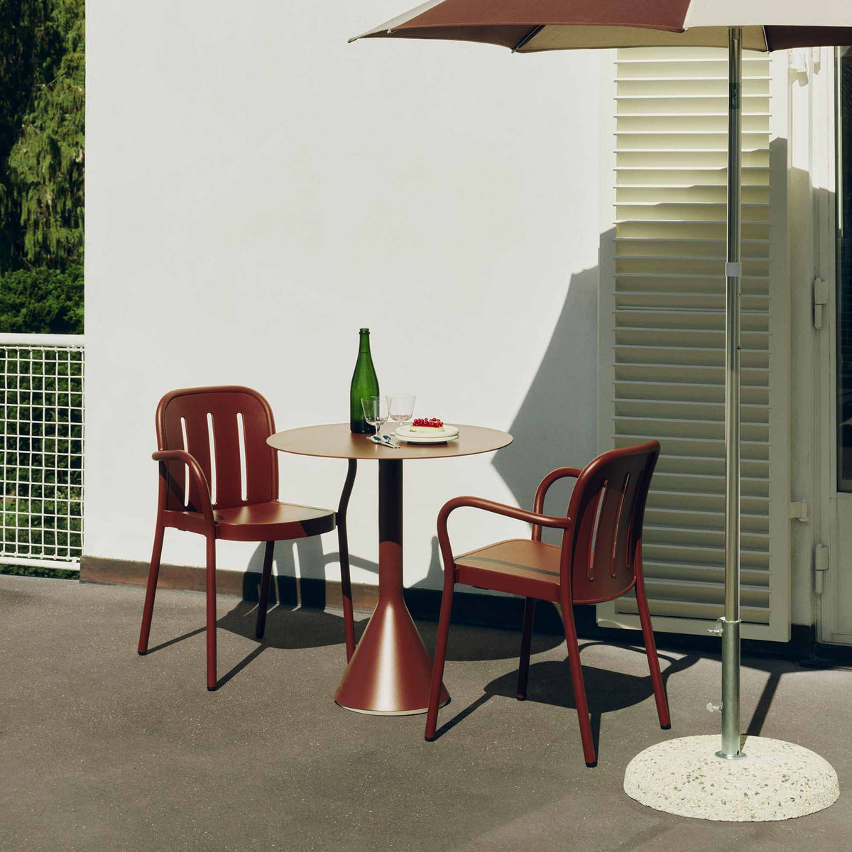 Terrazza Parasol in Octagon Off White & Burgundy & Concrete Base