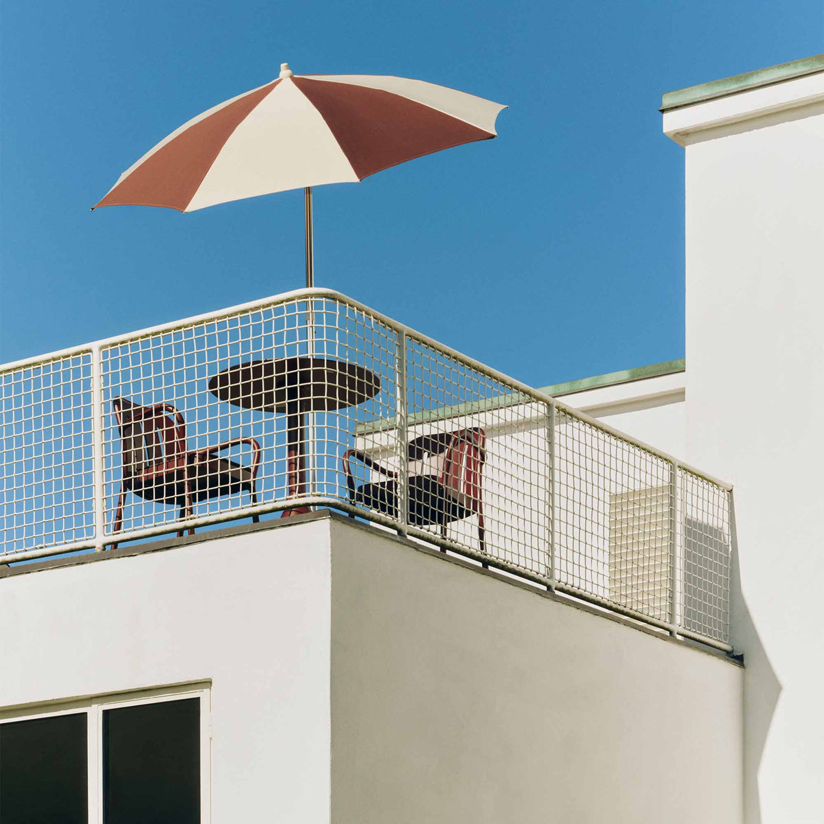 Terrazza Parasol in Octagon Off White & Burgundy & Concrete Base